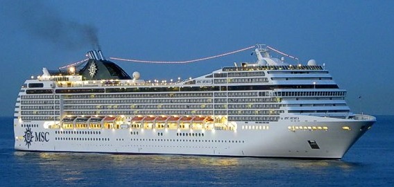 El MSC Musica reluciendo al anochecer tras zarpar de Funchal (Madeira) CRUCEROS MSC MUSICA MSC CRUCEROS OFERTAS DESCUENTOS MSC CRUCEROS CRUCEROS MEDITERRANEO CRUCEROS FAMILIARES OFERTA NIÑOS GRATIS CRUCEROS MSC